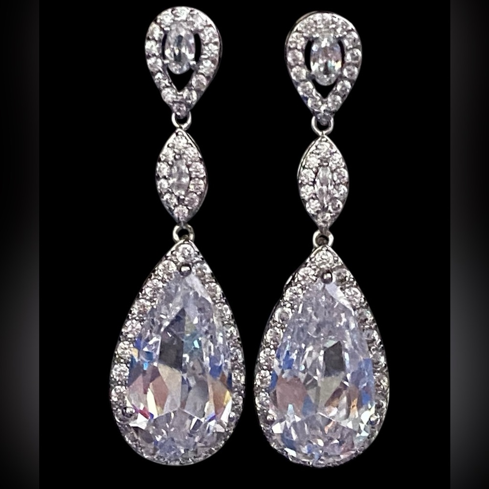 Elegant clear crystal silvertone pear drop earrings